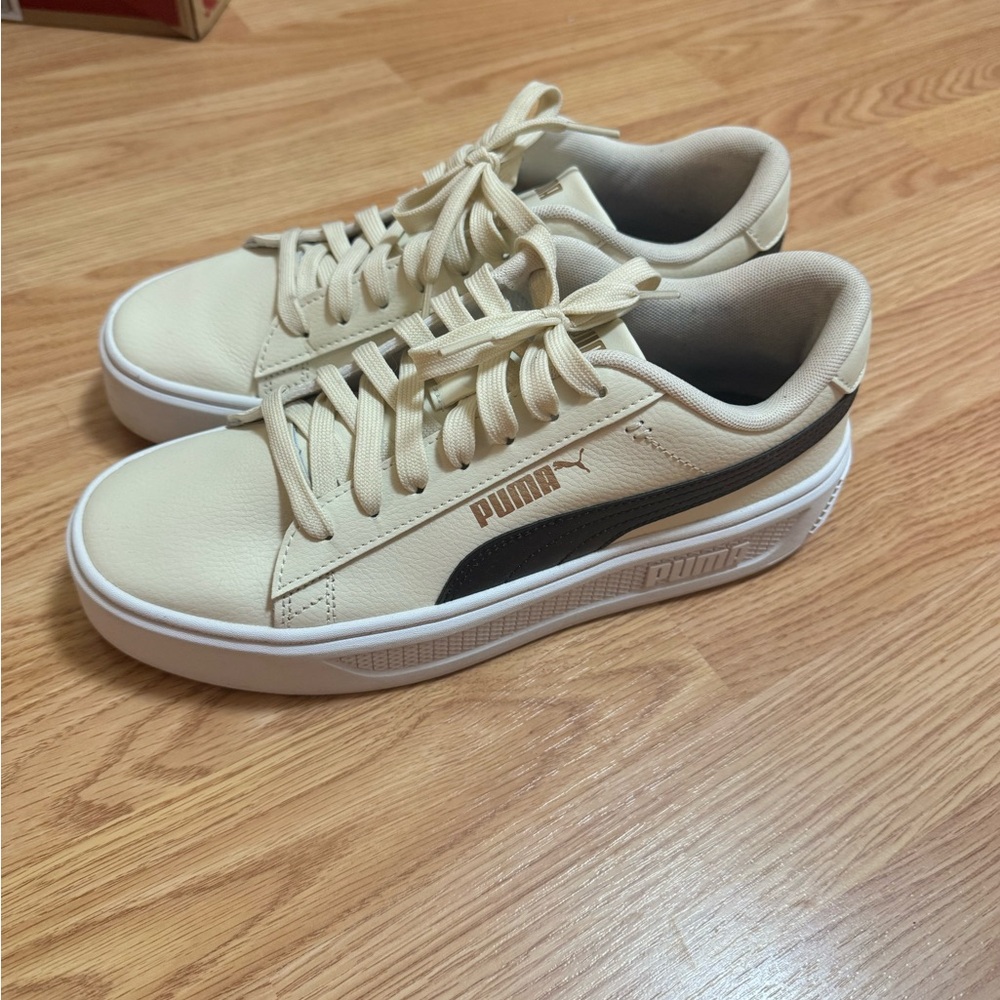 Puma Cream and Black Low-Top Sneakers with Minimalist Design